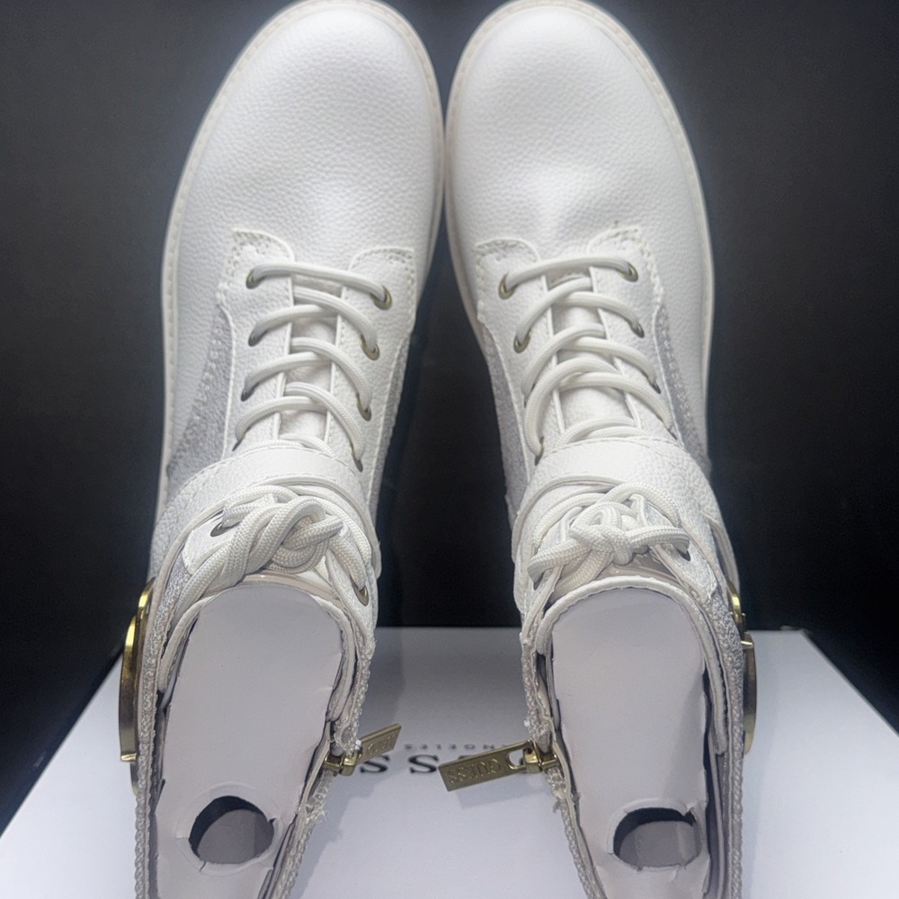 GUESS Women's Orana Combat Boo Ivory Logo Size 9M - Picture 5 of 14